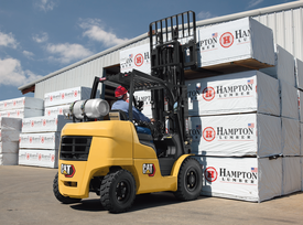 4 Wheel Forklift unloading lumber