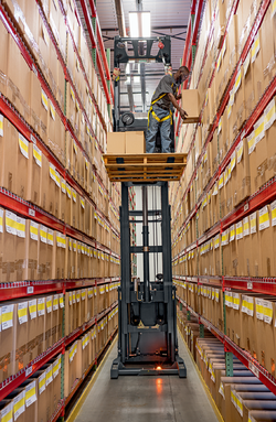 Picking orders from a higher level pallet rack with EKS 314